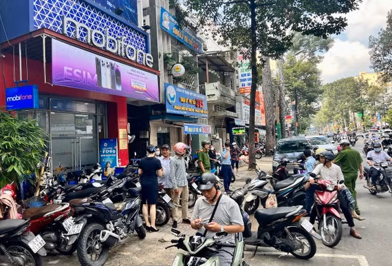 Người dùng đến điểm giao dịch MobiFone