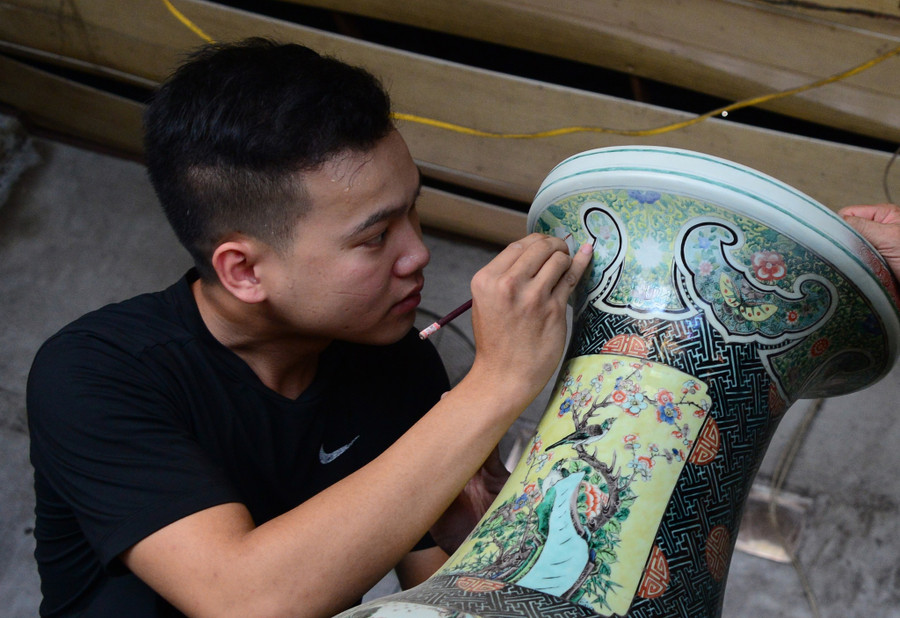 Thợ phục chế họa lại phần mất mảnh của bình sứ đời Thanh