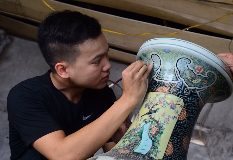 Thợ phục chế họa lại phần mất mảnh của bình sứ đời Thanh