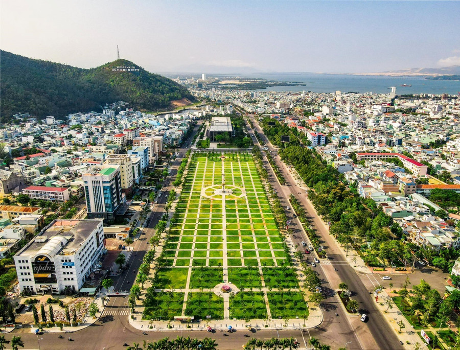 Trung tâm Hội nghị tỉnh Bình Định nằm giữa TP.Quy Nhơn, gần khu công viên và bãi đất trống để đi bộ, tập thể dục. Ảnh: Dũng Nhân