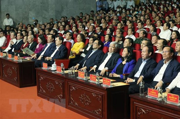 Thủ tướng Phạm Minh Chính và các đại biểu dự Chương trình "Cả nước chung tay vì người nghèo" năm 2022. (Ảnh: Dương Giang/TTXVN) Thủ tướng Phạm Minh Chính và các đại biểu dự Chương trình