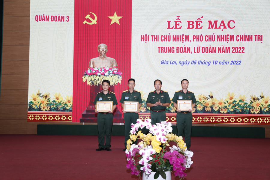 Đại tá Nguyễn Thanh Phong-Phó Chính ủy Quân đoàn trao giải thưởng cho các cá nhân đạt thành tích cao. Ảnh: Vĩnh Hoàng