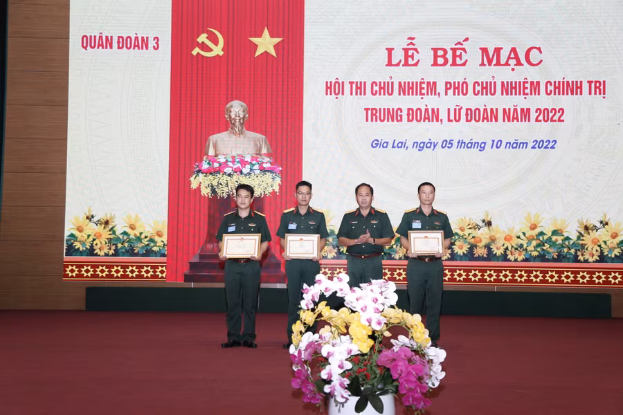 Đại tá Nguyễn Thanh Phong-Phó Chính ủy Quân đoàn trao giải thưởng cho các cá nhân đạt thành tích cao. Ảnh: Vĩnh Hoàng