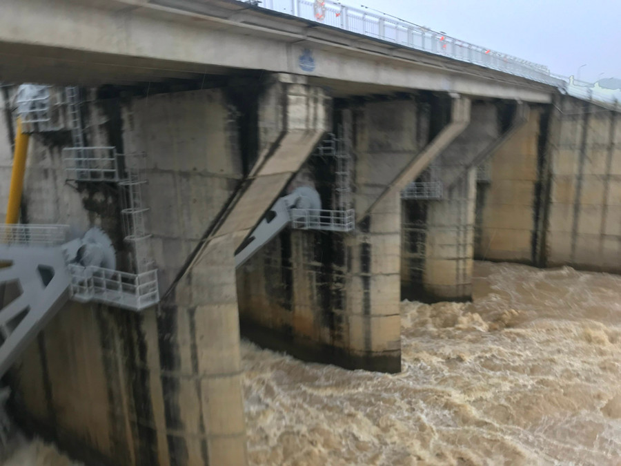 Hồ An Khê xả lũ trong cơn bão số 4. Ảnh: Lê Nam Hồ An Khê xả lũ trong cơn bão số 4 vừa qua. Ảnh LÊ NAM