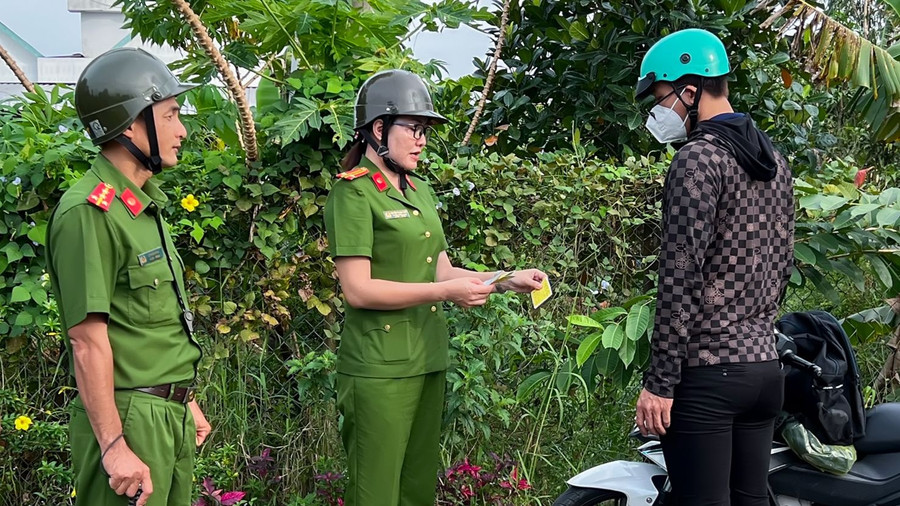  Trung tá Nguyễn Thị Ánh Tuyết cùng các đồng đội trong một cuộc tuần tra ở địa phương. Ảnh: Nam Long