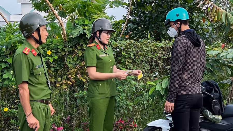  Trung tá Nguyễn Thị Ánh Tuyết cùng các đồng đội trong một cuộc tuần tra ở địa phương. Ảnh: Nam Long