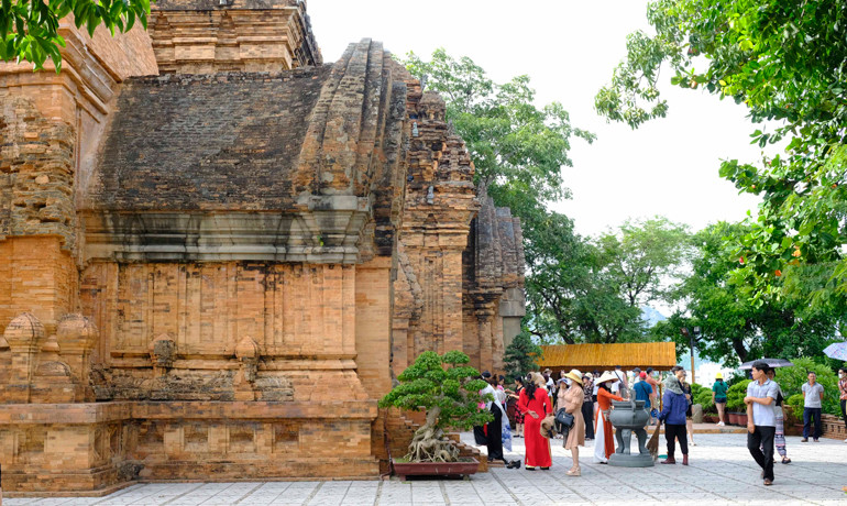 Du khách tham quan Tháp Bà Ponagar