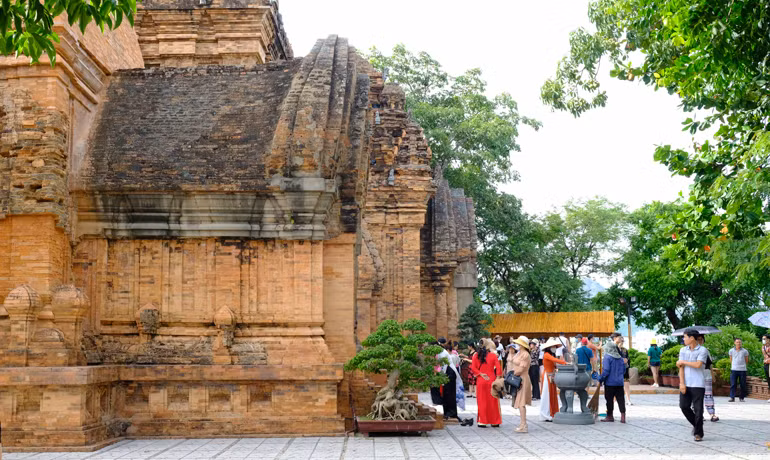 Du khách tham quan Tháp Bà Ponagar