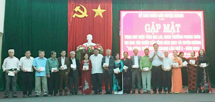 Trao Huy hiệu tỉnh Gia Lai cho 21 cá nhân ở huyện Kbang có nhiều đóng góp cho sự nghiệp xây dựng và phát triển tỉnh nhà. Ảnh: Hồng Hạnh Trao Huy hiệu tỉnh Gia Lai cho 21 cá nhân có nhiều đóng góp cho sự nghiệp xây dựng và phát triển tỉnh Gia Lai. Ảnh: Hồng Hạnh