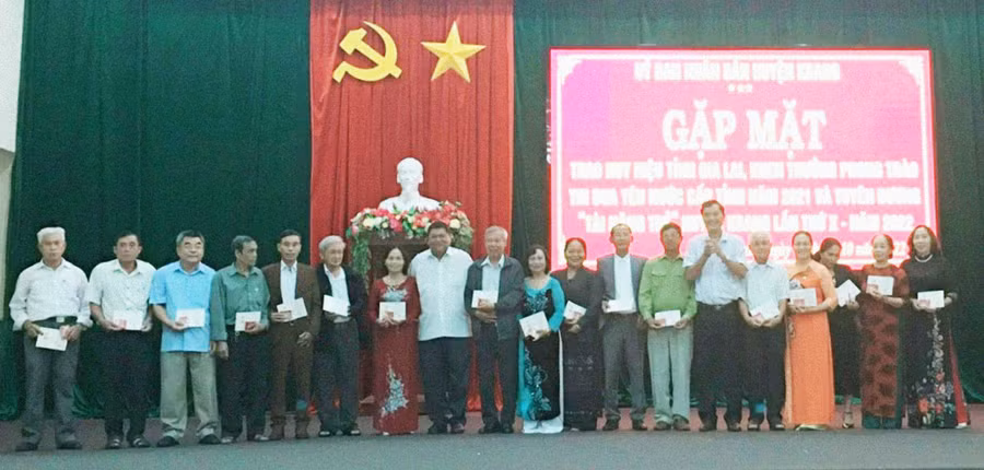  Trao Huy hiệu tỉnh Gia Lai cho 21 cá nhân có nhiều đóng góp cho sự nghiệp xây dựng và phát triển tỉnh Gia Lai. Ảnh: Hồng Hạnh