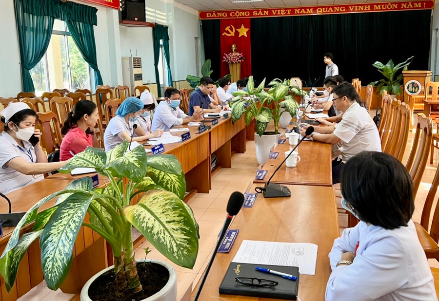 Đoàn công tác Viện Vệ sinh dịch tễ Tây Nguyên làm việc tại Bệnh viện Đa khoa tỉnh. Ảnh: Như Nguyện