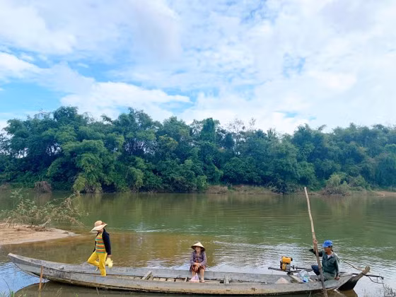 Người dân đi lại bằng ghe, đò qua sông Trà Bồng từ xã Bình Minh qua xã Bình Mỹ để mua bán hàng hóa
