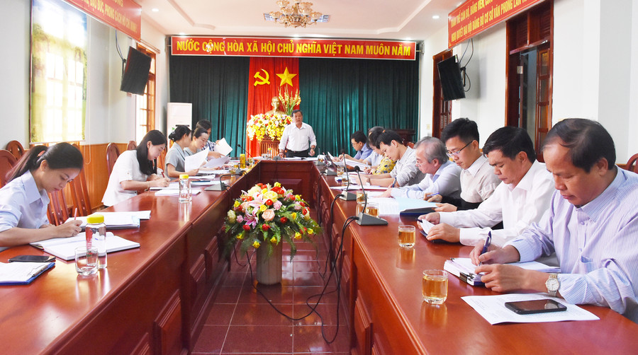 Quang cảnh buổi làm việc của đoàn giám sát với với Sở Tài nguyên và Môi trường, Sở Kế hoạch-Đầu tư, Sở Tài chính. Ảnh: Hà Phương