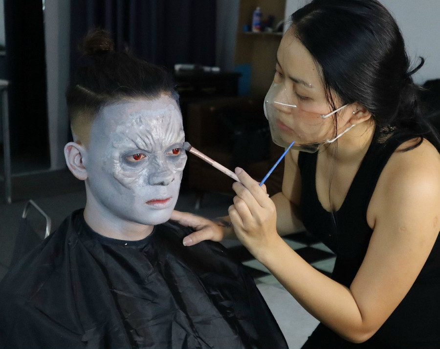 Mỗi đợt Halloween chị Linh kiếm được từ 30 - 50 triệu đồng từ việc làm hóa trang. Ảnh: NVCC