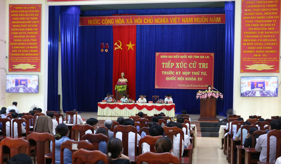 Quang cảnh buổi tiếp xúc cử tri tại huyện Chư Pưh. Ảnh: Quang Tấn