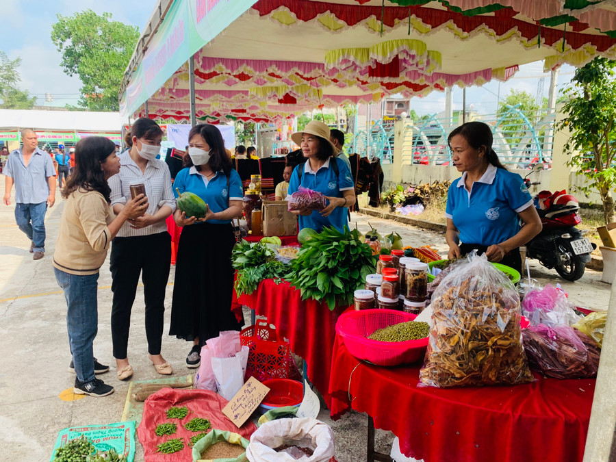 Phiên chợ thu hút đông đảo người dân đến tham quan, mua sắm. Ảnh: Vũ Chi Phiên chợ thu hút đông đảo người dân đến tham quan, mua sắm. Ảnh: Vũ Chi