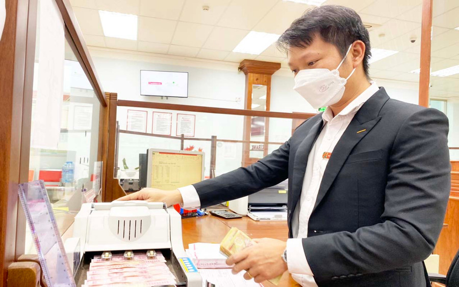 Dòng tiền nhàn rỗi trong ngắn hạn vẫn đang chảy mạnh vào kênh huy động vốn của các ngân hàng thương mại. Ảnh: Sơn Ca