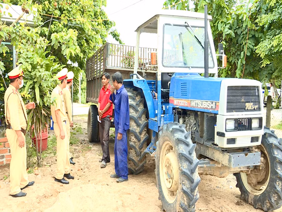  Lực lượng Cảnh sát giao thông-Trật tự (Công an huyện Krông Pa) tuyên truyền cho các chủ phương tiện về nguy cơ tiềm ẩn của việc sử dụng xe máy kéo độ chế. Ảnh: Minh Phương