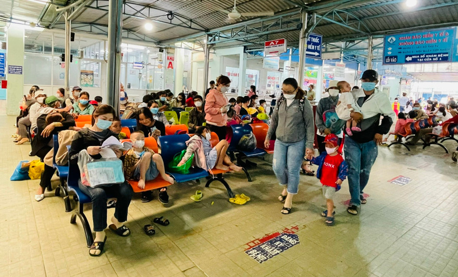 Hầu hết các BV triển khai đăng ký trực tuyến khám bệnh theo giờ, nhưng người dân đều thích lên BV xếp hàng bốc số. Ảnh: Duy Tính Hầu hết các BV triển khai đăng ký trực tuyến khám bệnh theo giờ, nhưng người dân đều thích lên BV xếp hàng bốc số. Ảnh: Duy Tính