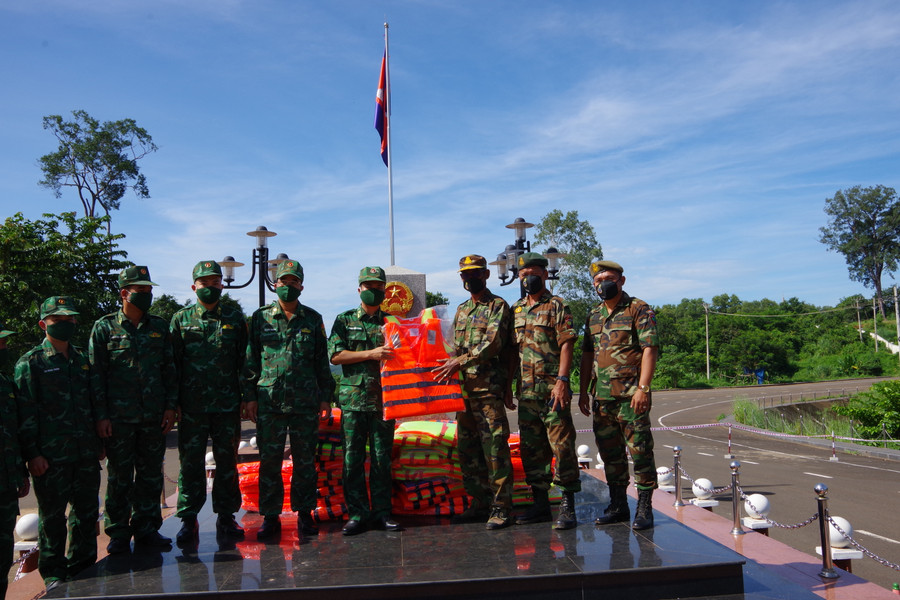 Đồn Biên phòng Cửa khẩu Lệ Thanh tặng áo phao cho Tiểu đoàn 2. Ảnh: Anh Huy