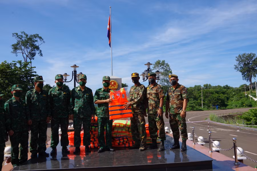 Đồn Biên phòng Cửa khẩu Lệ Thanh tặng áo phao cho Tiểu đoàn 2. Ảnh: Anh Huy