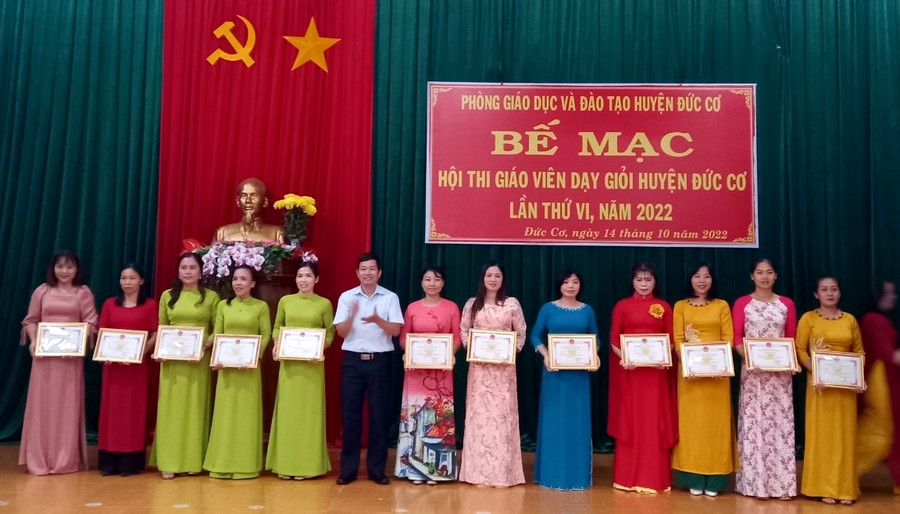 Trao giấy công nhận danh hiệu giáo viên dạy giỏi cấp huyện lần thứ VI năm 2022. Ảnh. Thanh Tịnh