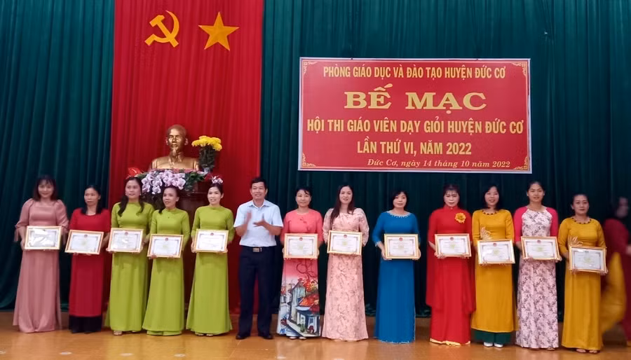 Trao giấy công nhận danh hiệu giáo viên dạy giỏi cấp huyện lần thứ VI năm 2022. Ảnh. Thanh Tịnh