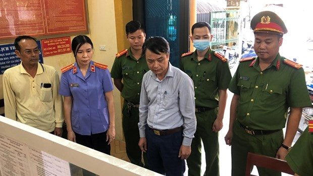 Cơ quan tố tụng tống đạt quyết định khởi tố Nguyễn Trung Văn. (Nguồn: Viện Kiểm sát Nhân dân tỉnh Hà Nam)