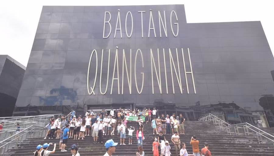 Lượng du khách đông đảo tham quan Bảo tàng Quảng Ninh