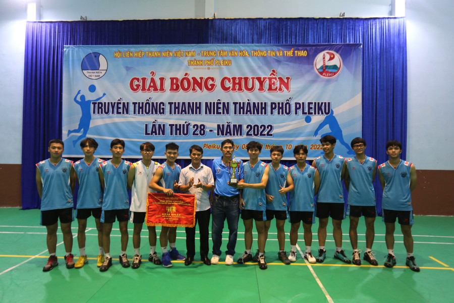 Đội bóng Trường THPT Pleiku vô địch khối cơ quan, trường học. Ảnh: Văn Ngọc Đội bóng Trường THPT Pleiku vô địch khối cơ quan, trường học Ảnh Văn Ngọc