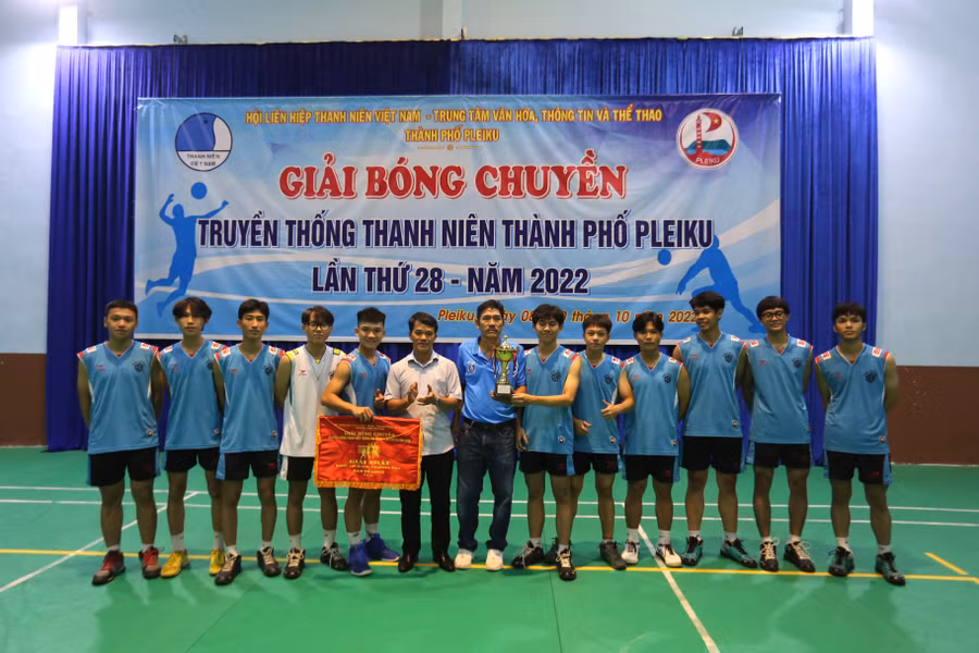 Đội bóng Trường THPT Pleiku vô địch khối cơ quan, trường học Ảnh Văn Ngọc