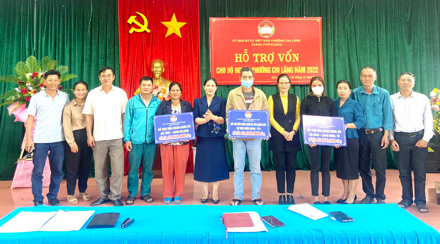 MTTQ Việt Nam phường Chi Lăng triển khai chương trình hỗ trợ vốn sửa chữa nhà ở và chăn nuôi, giúp các hộ nghèo vươn lên cải thiện cuộc sống. Ảnh: Thanh Nhật