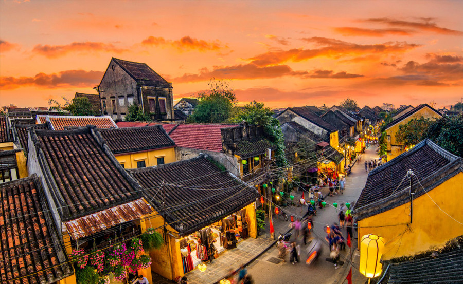 Phố cổ Hội An yên bình với những kiến trúc cổ hàng trăm năm. Ảnh: Tang Trung Kien/Shutterstock Phố cổ Hội An yên bình với những kiến trúc cổ hàng trăm năm. Ảnh: Tang Trung Kien/Shutterstock