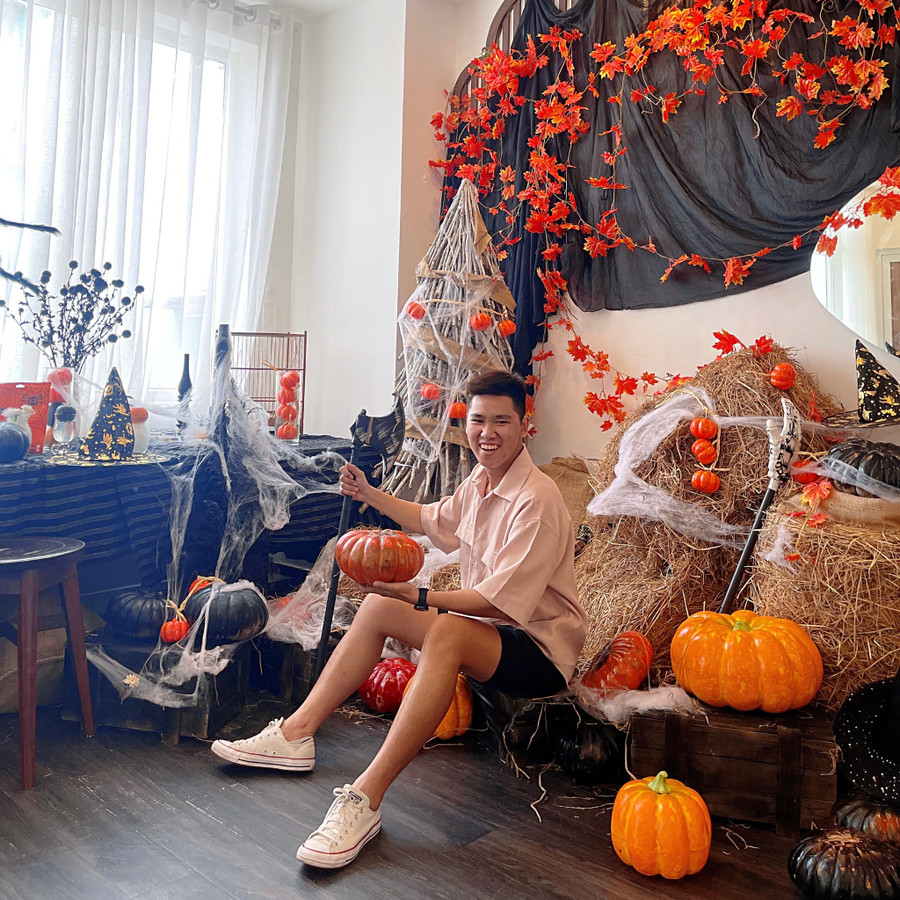 Hoàng Ân hy vọng bộ ảnh tại quán cà phê lần này sẽ là một kỷ niệm không quên đối với bản thân. Ảnh: Tấn Đạt