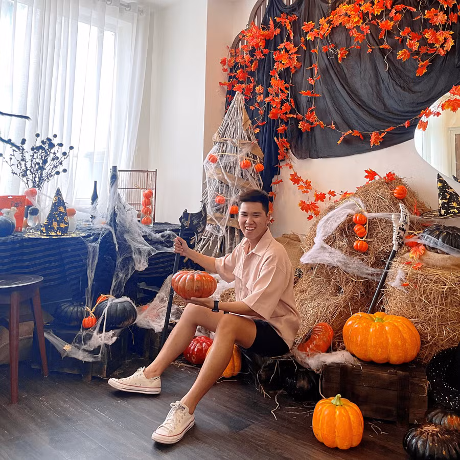 Hoàng Ân hy vọng bộ ảnh tại quán cà phê lần này sẽ là một kỷ niệm không quên đối với bản thân. Ảnh: Tấn Đạt