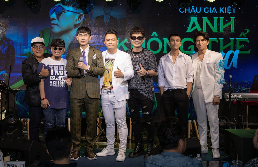 Hồng Tơ, Hàn Thái Tú, Lâm Hùng, Lâm Vũ... đều là những người gắn bó và thân thiết với Châu Gia Kiệt nhiều năm qua. MC Vũ Mạnh Cường đảm nhận vai trò dẫn dắt sự kiện. Ảnh: NVCC Hồng Tơ, Hàn Thái Tú, Lâm Hùng, Lâm Vũ... đều là những người gắn bó và thân thiết với Châu Gia Kiệt nhiều năm qua. MC Vũ Mạnh Cường đảm nhận vai trò dẫn dắt sự kiện. Ảnh: NVCC