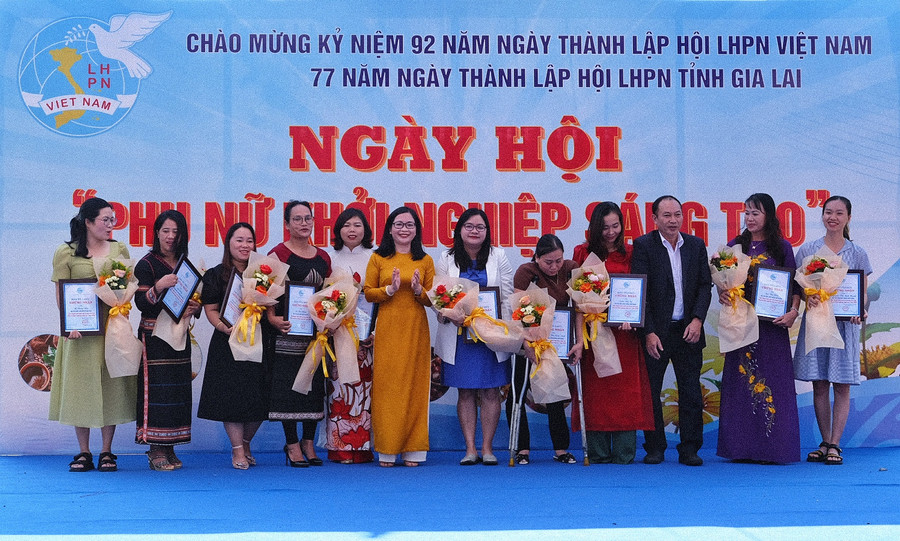 Trao chứng nhận cho 10 ý tưởng tiêu biểu. Ảnh: Minh Châu Trao chứng nhận cho 10 ý tưởng tiêu biểu