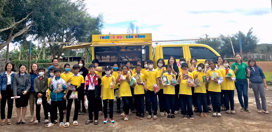 Các em thiếu nhi xã A Dơk (huyện Đak Đoa) được tham gia nhiều hoạt động tại lễ ra mắt Câu lạc bộ Sân chơi cho em. Ảnh: Văn Sòng