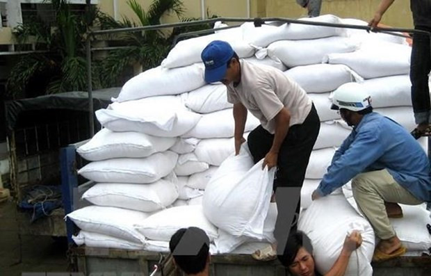  Vận chuyển gạo cứu trợ cho người dân. (Ảnh minh họa: Thái Sơn/TTXVN)