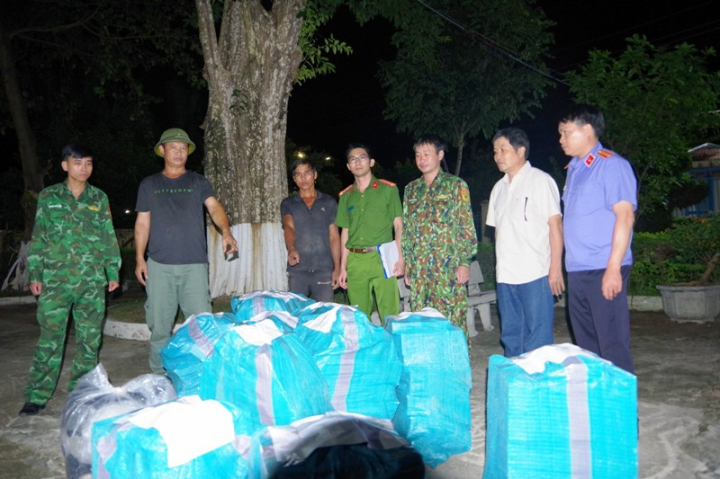 Các lực lượng chức năng kiểm tra số thuốc lá không rõ nguồn gốc. Ảnh: Vĩnh Hoàng