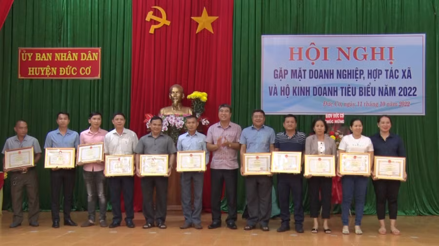 Các tập thể được Lãnh đạo UBND huyện Đức Cơ tặng giấy khen. Ảnh: Lê Văn Châu