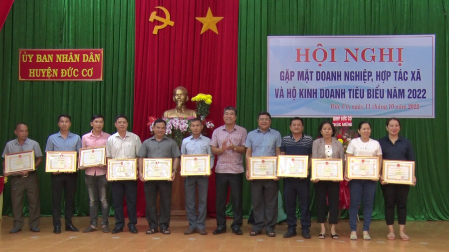 Các tập thể được Lãnh đạo UBND huyện Đức Cơ tặng giấy khen. Ảnh: Lê Văn Châu