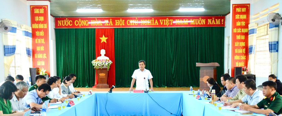 Đồng chí Hồ Văn Niên-Ủy viên Ban Chấp hành Trung ương Đảng, Bí thư Tỉnh ủy, Chủ tịch HĐND tỉnh phát biểu chỉ đạo tại buổi làm việc với hệ thống chính trị xã Ia Chía, huyện Ia Grai. Ảnh: Minh Nguyễn