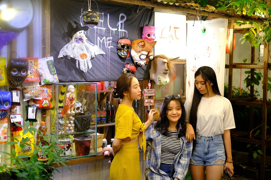 Các bạn trẻ tha hồ chụp ảnh. Ảnh: Tấn Đạt