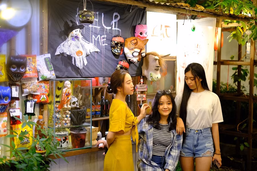 Các bạn trẻ tha hồ chụp ảnh. Ảnh: Tấn Đạt