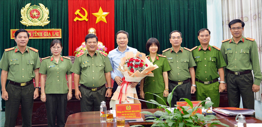 Các đồng chí trong Ban Thường vụ Đảng ủy Công an tỉnh chụp hình lưu niệm cùng đồng chí Trương Hải Long-Phó Bí thư Tỉnh ủy, Chủ tịch UBND. Ảnh: Lê Ánh