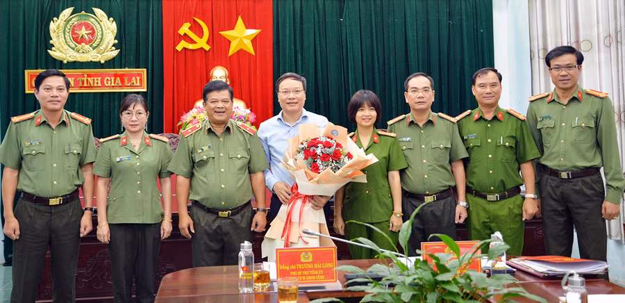 Các đồng chí trong Ban Thường vụ Đảng ủy Công an tỉnh chụp hình lưu niệm cùng đồng chí Trương Hải Long-Phó Bí thư Tỉnh ủy, Chủ tịch UBND. Ảnh: Lê Ánh