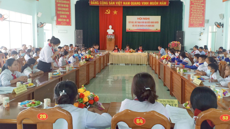 Toàn cảnh buổi tiếp xúc, đối thoại. Ảnh: Như Loan