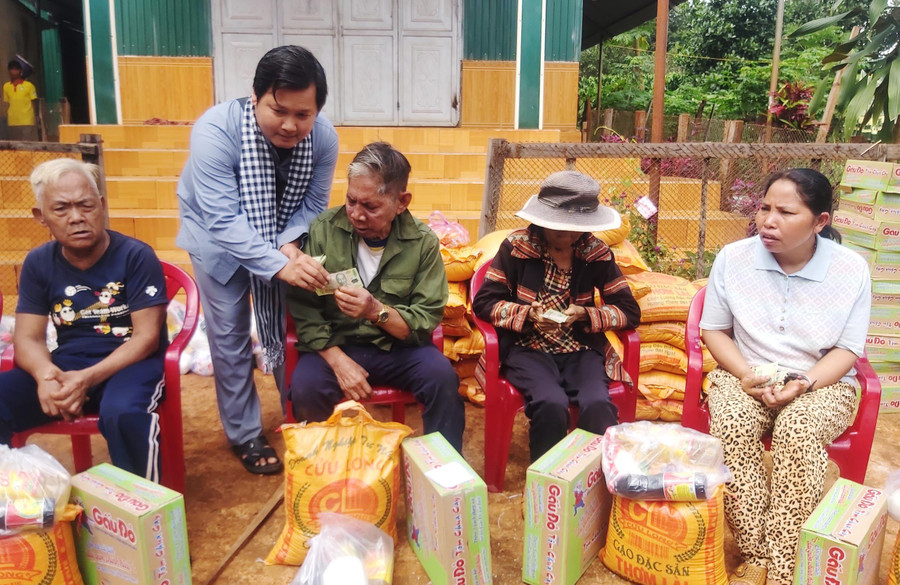 Gia đình ông Hồ Hữu Ngạn tặng quà cho bệnh nhân phong xã Ia O, huyện Ia Grai. Ảnh: Hồng Ngọc