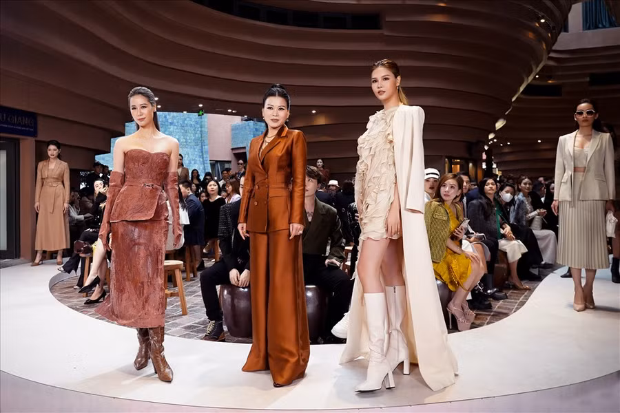 Nhà thiết kế Helene Hoài (giữa) giới thiệu đến những người yêu thời trang bộ sưu tập mới mang tên “Motherland”. Ảnh: NVCC